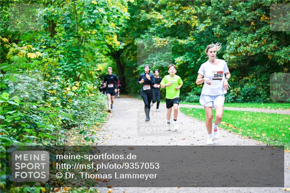 12.10.2025 - Bramfelder Halbmarathon 2025 Dr. Thomas Lammeyer http://msf.ph/oto/9357053 12.10.2025 10:59:37 Laufen 2227, 841, 2842 meine-sportfotos.de