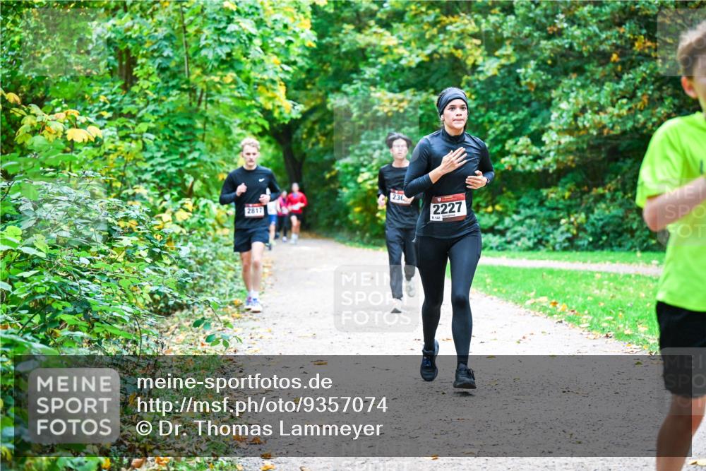 12.10.2025 - Bramfelder Halbmarathon 2025 Dr. Thomas Lammeyer http://msf.ph/oto/9357074 12.10.2025 10:59:40 Laufen 2817, 230, 2227, 122 meine-sportfotos.de