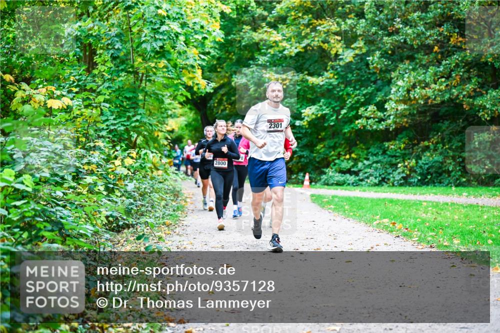 12.10.2025 - Bramfelder Halbmarathon 2025 Dr. Thomas Lammeyer http://msf.ph/oto/9357128 12.10.2025 10:59:50 Laufen 2800, 70, 2301 meine-sportfotos.de