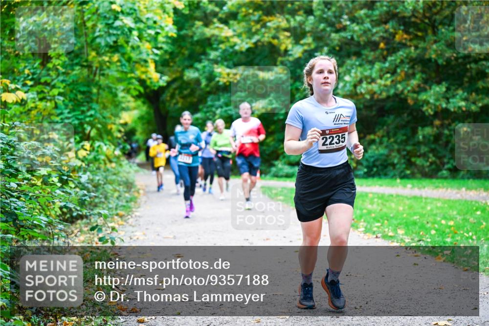 12.10.2025 - Bramfelder Halbmarathon 2025 Dr. Thomas Lammeyer http://msf.ph/oto/9357188 12.10.2025 11:00:01 Laufen 2235 meine-sportfotos.de