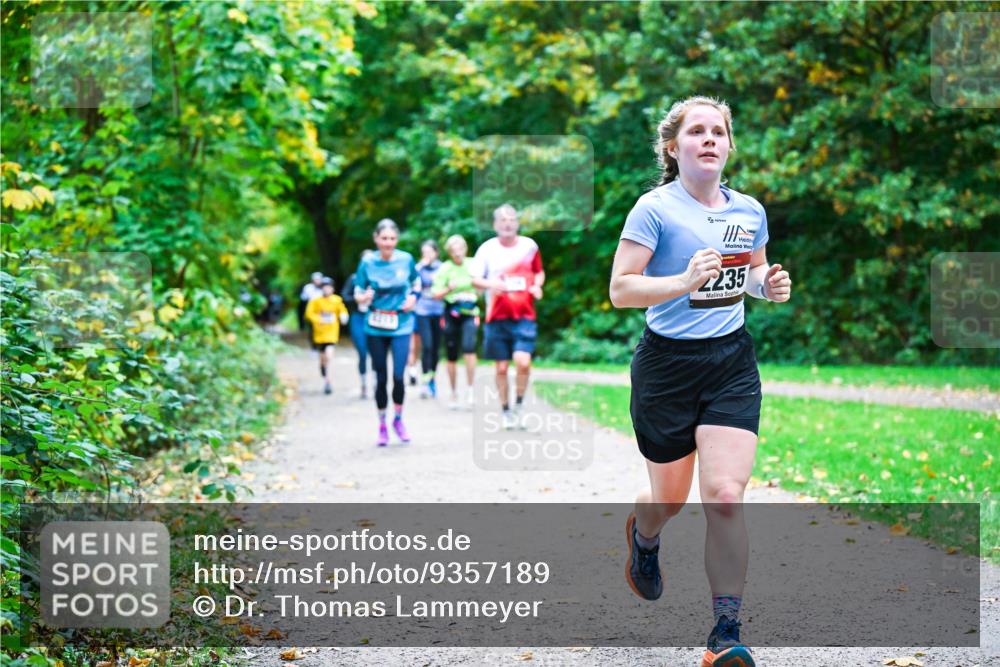 12.10.2025 - Bramfelder Halbmarathon 2025 Dr. Thomas Lammeyer http://msf.ph/oto/9357189 12.10.2025 11:00:01 Laufen 4213, 2235 meine-sportfotos.de