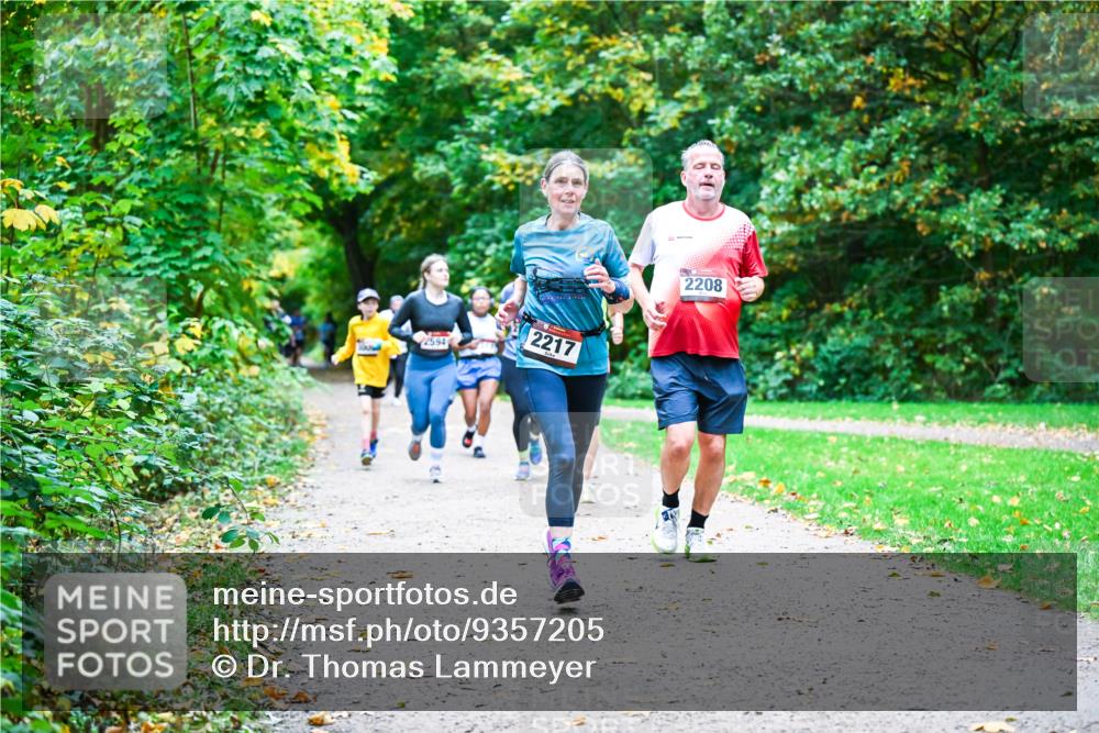 12.10.2025 - Bramfelder Halbmarathon 2025 Dr. Thomas Lammeyer http://msf.ph/oto/9357205 12.10.2025 11:00:04 Laufen 2594, 2217, 2208 meine-sportfotos.de