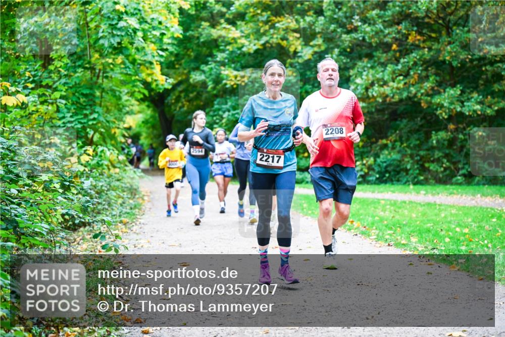 12.10.2025 - Bramfelder Halbmarathon 2025 Dr. Thomas Lammeyer http://msf.ph/oto/9357207 12.10.2025 11:00:04 Laufen 2594, 2217, 2208 meine-sportfotos.de