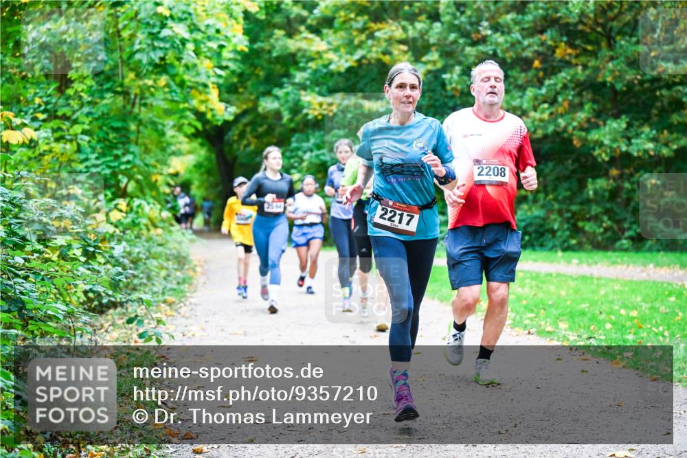 12.10.2025 - Bramfelder Halbmarathon 2025 Dr. Thomas Lammeyer http://msf.ph/oto/9357210 12.10.2025 11:00:04 Laufen 2564, 2217, 2208 meine-sportfotos.de