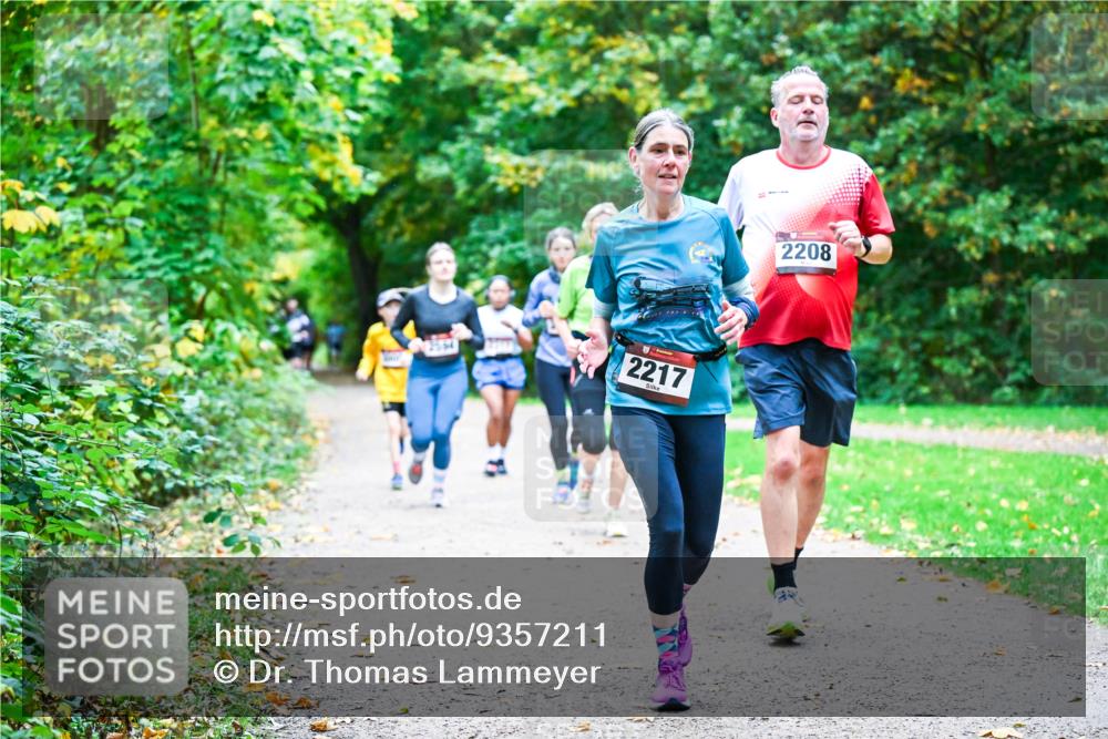 12.10.2025 - Bramfelder Halbmarathon 2025 Dr. Thomas Lammeyer http://msf.ph/oto/9357211 12.10.2025 11:00:04 Laufen 2564, 2217, 2208 meine-sportfotos.de