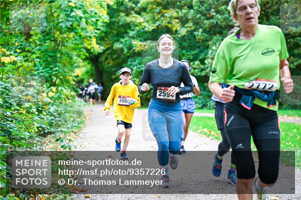 12.10.2025 - Bramfelder Halbmarathon 2025 Dr. Thomas Lammeyer http://msf.ph/oto/9357226 12.10.2025 11:00:07 Laufen 300, 2594, 2772 meine-sportfotos.de