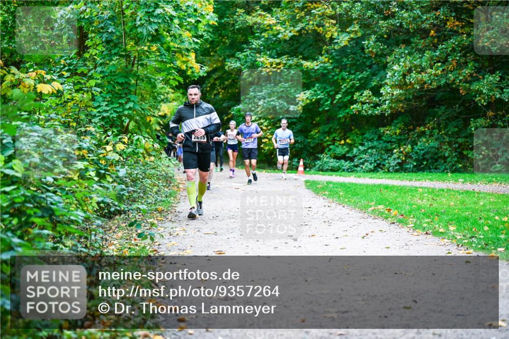 12.10.2025 - Bramfelder Halbmarathon 2025 Dr. Thomas Lammeyer http://msf.ph/oto/9357264 12.10.2025 11:00:15 Laufen 2615, 2561, 2984 meine-sportfotos.de