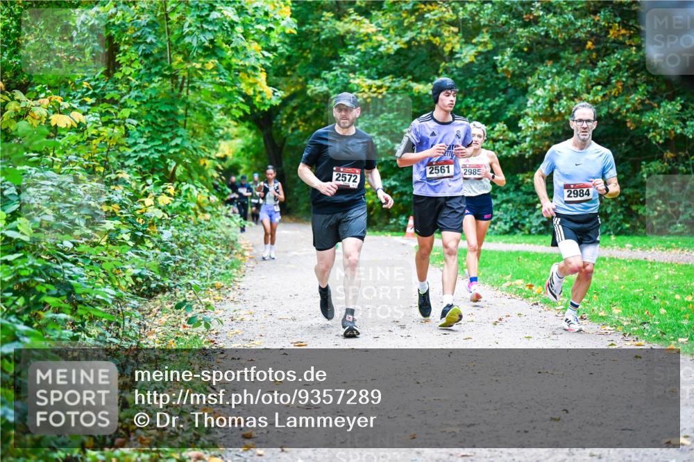 12.10.2025 - Bramfelder Halbmarathon 2025 Dr. Thomas Lammeyer http://msf.ph/oto/9357289 12.10.2025 11:00:20 Laufen 2561, 2985, 2572, 2984 meine-sportfotos.de