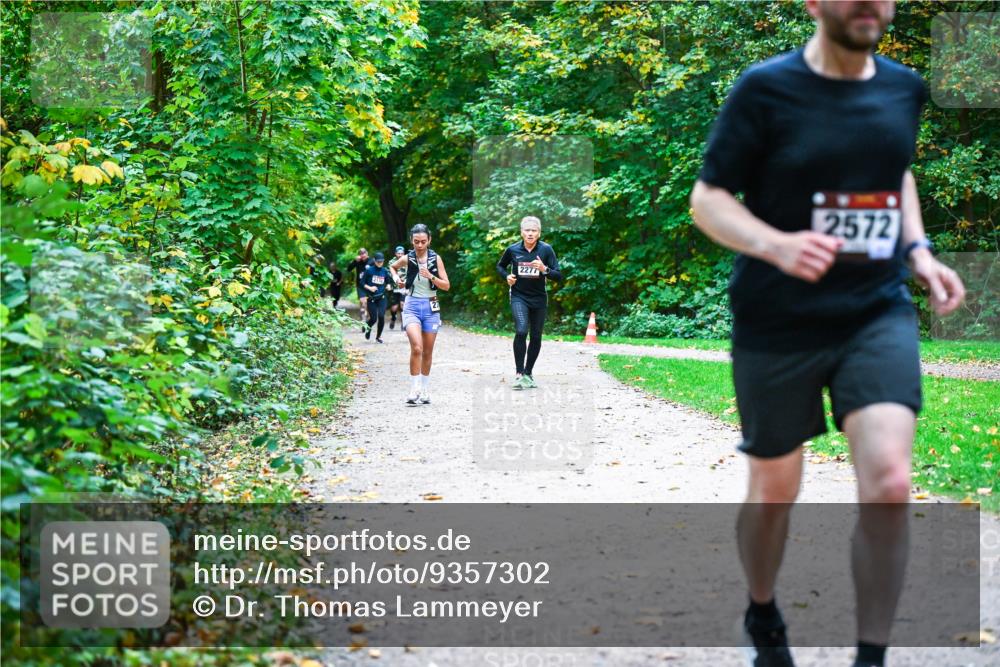 12.10.2025 - Bramfelder Halbmarathon 2025 Dr. Thomas Lammeyer http://msf.ph/oto/9357302 12.10.2025 11:00:22 Laufen 2570, 2277, 2572 meine-sportfotos.de