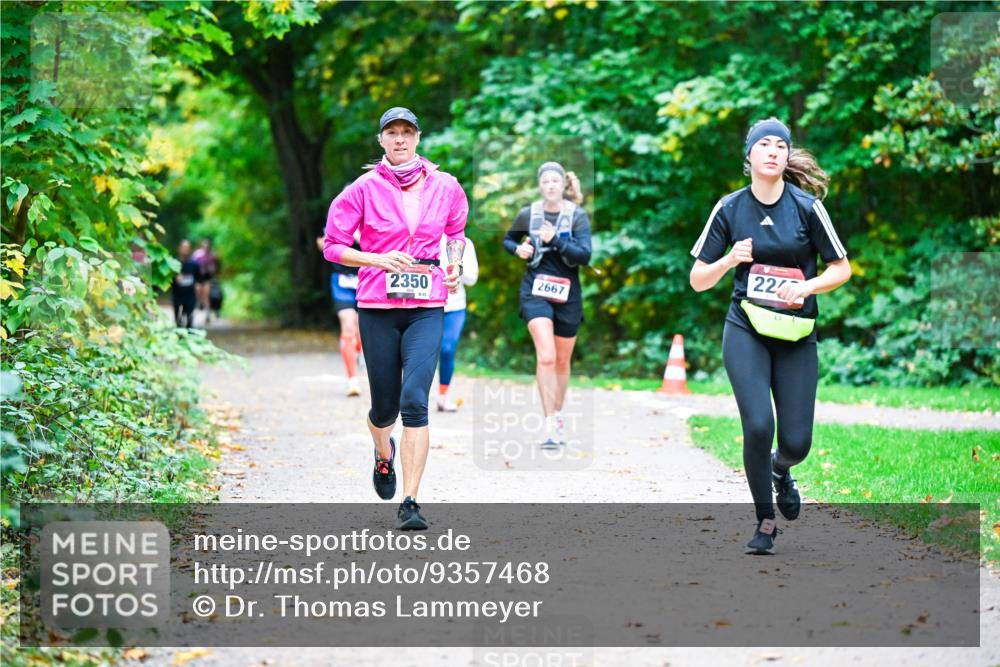 12.10.2025 - Bramfelder Halbmarathon 2025 Dr. Thomas Lammeyer http://msf.ph/oto/9357468 12.10.2025 11:01:06 Laufen 2350, 895, 2667, 22 meine-sportfotos.de