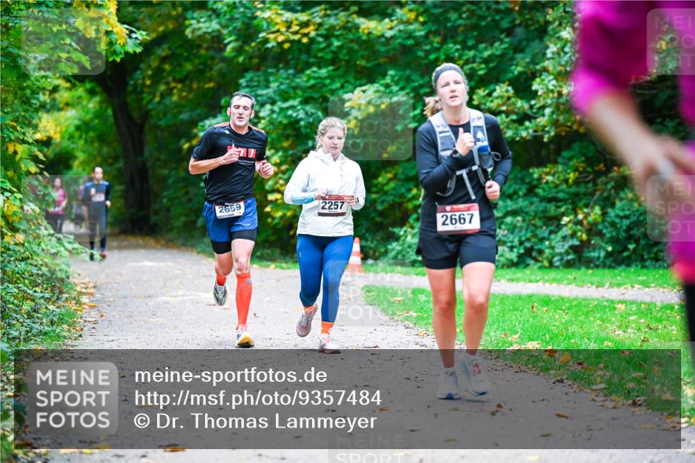 12.10.2025 - Bramfelder Halbmarathon 2025 Dr. Thomas Lammeyer http://msf.ph/oto/9357484 12.10.2025 11:01:11 Laufen 2659, 2257, 2667 meine-sportfotos.de
