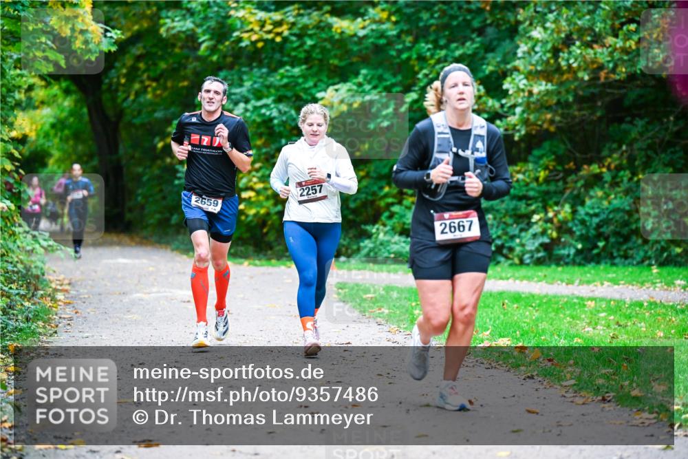 12.10.2025 - Bramfelder Halbmarathon 2025 Dr. Thomas Lammeyer http://msf.ph/oto/9357486 12.10.2025 11:01:11 Laufen 2659, 2257, 2667 meine-sportfotos.de