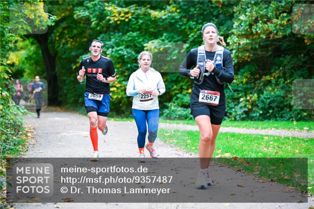 12.10.2025 - Bramfelder Halbmarathon 2025 Dr. Thomas Lammeyer http://msf.ph/oto/9357487 12.10.2025 11:01:11 Laufen 2659, 2257, 2667 meine-sportfotos.de