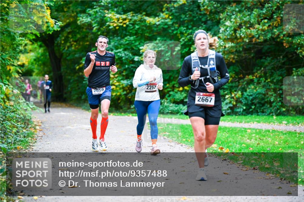 12.10.2025 - Bramfelder Halbmarathon 2025 Dr. Thomas Lammeyer http://msf.ph/oto/9357488 12.10.2025 11:01:11 Laufen 2659, 2257, 2667 meine-sportfotos.de