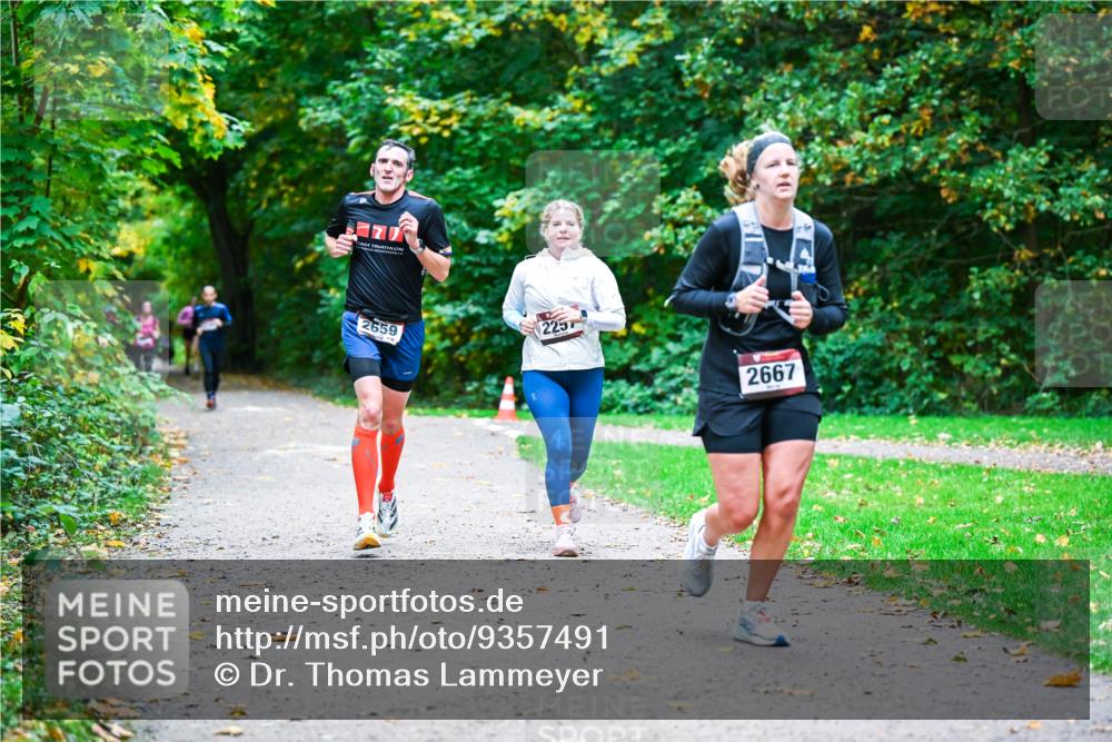 12.10.2025 - Bramfelder Halbmarathon 2025 Dr. Thomas Lammeyer http://msf.ph/oto/9357491 12.10.2025 11:01:12 Laufen 2659, 2257, 2667 meine-sportfotos.de