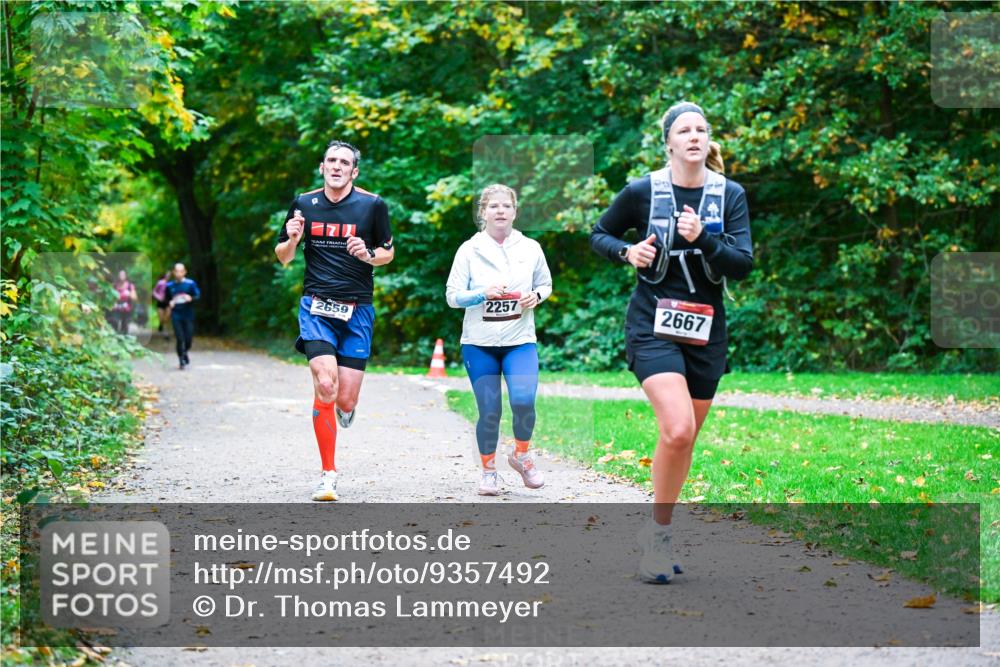12.10.2025 - Bramfelder Halbmarathon 2025 Dr. Thomas Lammeyer http://msf.ph/oto/9357492 12.10.2025 11:01:12 Laufen 2659, 2257, 2667 meine-sportfotos.de