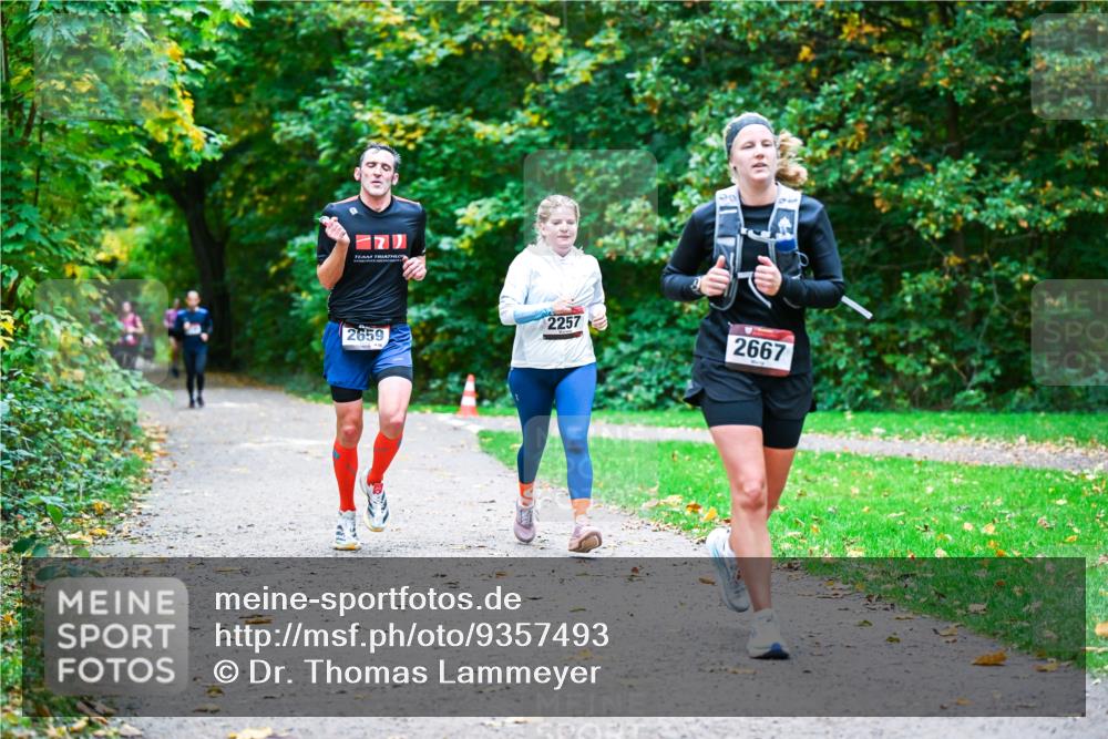 12.10.2025 - Bramfelder Halbmarathon 2025 Dr. Thomas Lammeyer http://msf.ph/oto/9357493 12.10.2025 11:01:12 Laufen 2659, 2257, 2667 meine-sportfotos.de