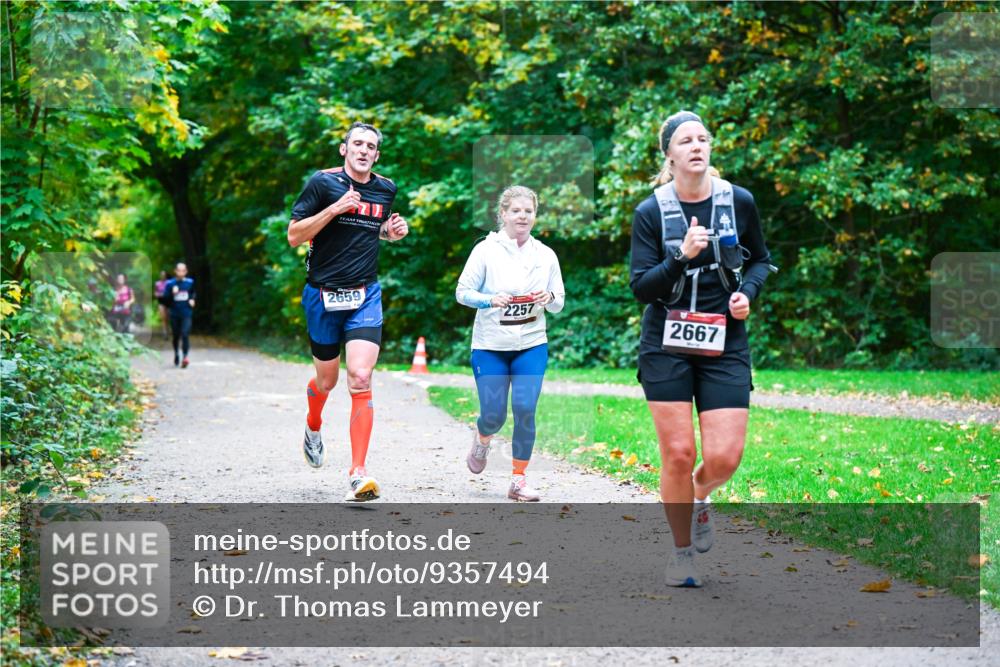 12.10.2025 - Bramfelder Halbmarathon 2025 Dr. Thomas Lammeyer http://msf.ph/oto/9357494 12.10.2025 11:01:12 Laufen 2659, 2257, 2667 meine-sportfotos.de