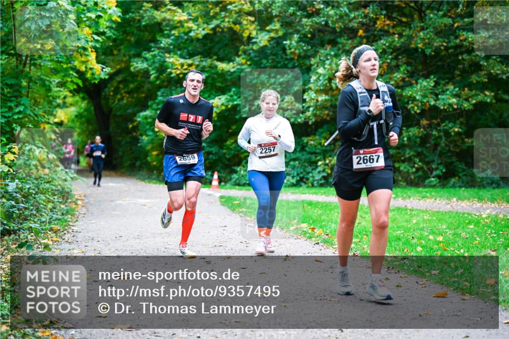 12.10.2025 - Bramfelder Halbmarathon 2025 Dr. Thomas Lammeyer http://msf.ph/oto/9357495 12.10.2025 11:01:12 Laufen 2659, 2257, 2667 meine-sportfotos.de