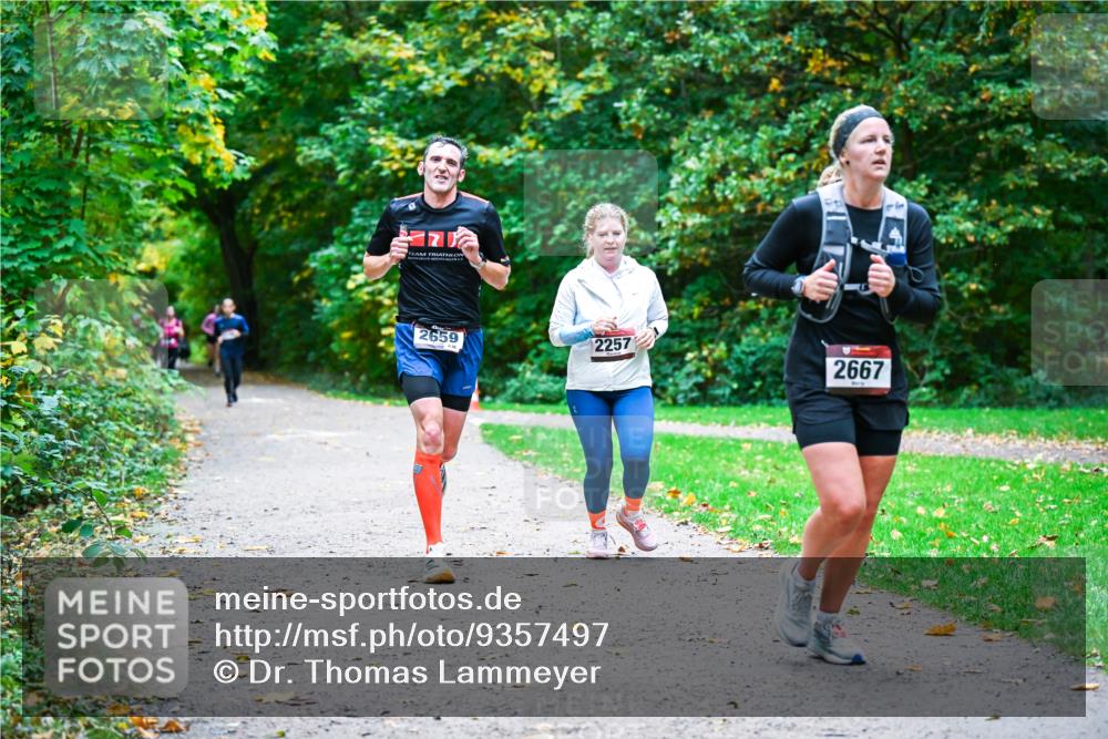 12.10.2025 - Bramfelder Halbmarathon 2025 Dr. Thomas Lammeyer http://msf.ph/oto/9357497 12.10.2025 11:01:12 Laufen 2659, 2257, 2667 meine-sportfotos.de