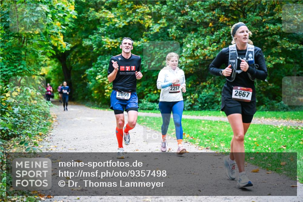 12.10.2025 - Bramfelder Halbmarathon 2025 Dr. Thomas Lammeyer http://msf.ph/oto/9357498 12.10.2025 11:01:12 Laufen 2659, 2257, 2667 meine-sportfotos.de