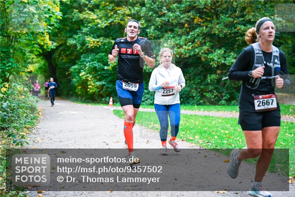 12.10.2025 - Bramfelder Halbmarathon 2025 Dr. Thomas Lammeyer http://msf.ph/oto/9357502 12.10.2025 11:01:13 Laufen 2659, 2257, 2667 meine-sportfotos.de