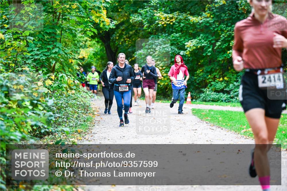 12.10.2025 - Bramfelder Halbmarathon 2025 Dr. Thomas Lammeyer http://msf.ph/oto/9357599 12.10.2025 11:01:31 Laufen 2295, 701, 2414 meine-sportfotos.de