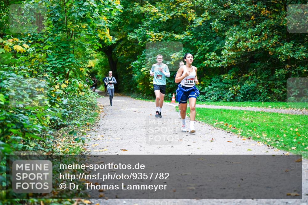 12.10.2025 - Bramfelder Halbmarathon 2025 Dr. Thomas Lammeyer http://msf.ph/oto/9357782 12.10.2025 11:02:07 Laufen 2419, 2571, 2410 meine-sportfotos.de