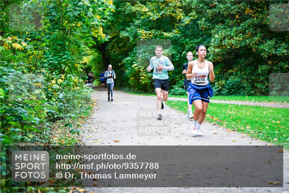 12.10.2025 - Bramfelder Halbmarathon 2025 Dr. Thomas Lammeyer http://msf.ph/oto/9357788 12.10.2025 11:02:08 Laufen 2416, 2571, 2410 meine-sportfotos.de