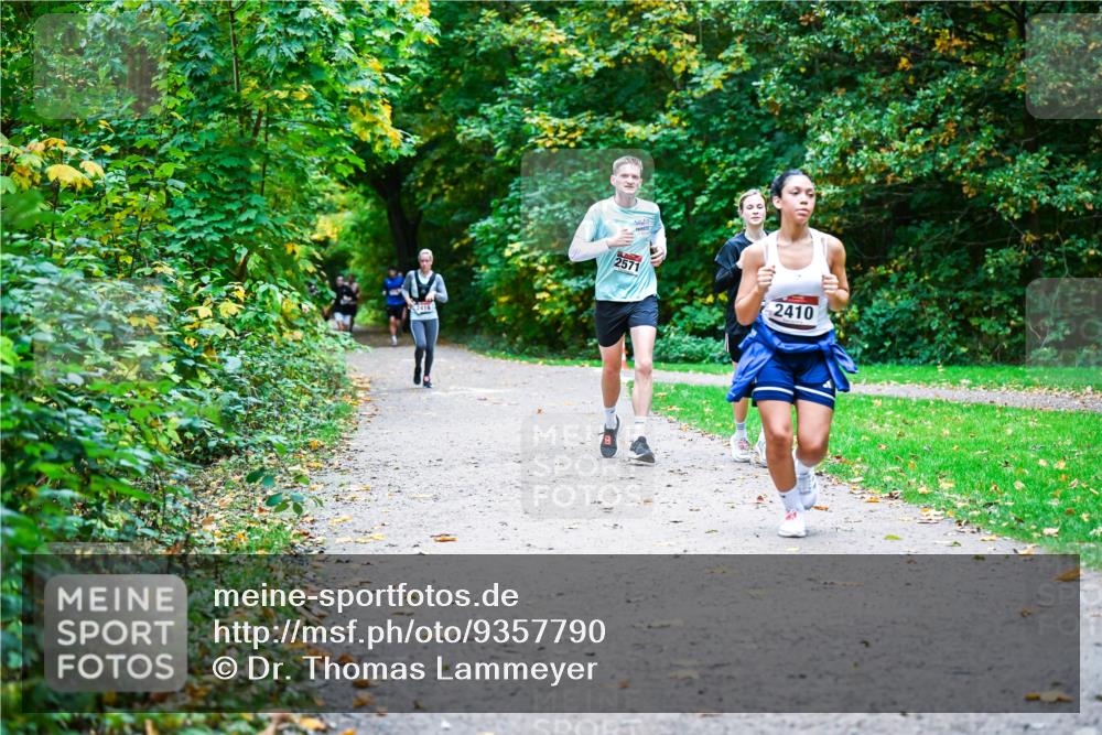 12.10.2025 - Bramfelder Halbmarathon 2025 Dr. Thomas Lammeyer http://msf.ph/oto/9357790 12.10.2025 11:02:08 Laufen 2411, 2571, 2410 meine-sportfotos.de