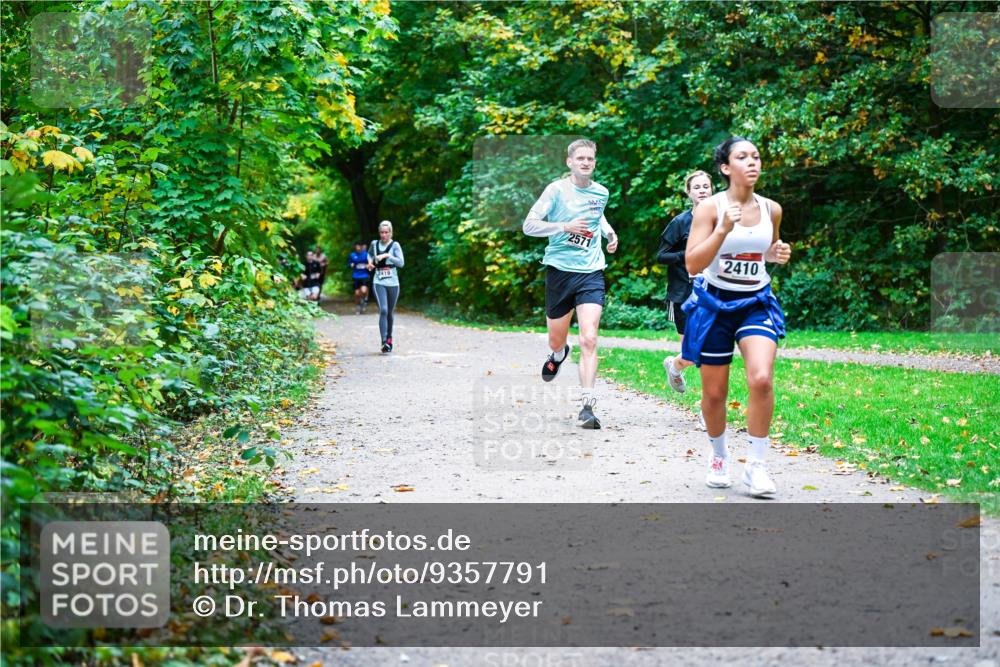 12.10.2025 - Bramfelder Halbmarathon 2025 Dr. Thomas Lammeyer http://msf.ph/oto/9357791 12.10.2025 11:02:08 Laufen 2419, 2571, 2410 meine-sportfotos.de