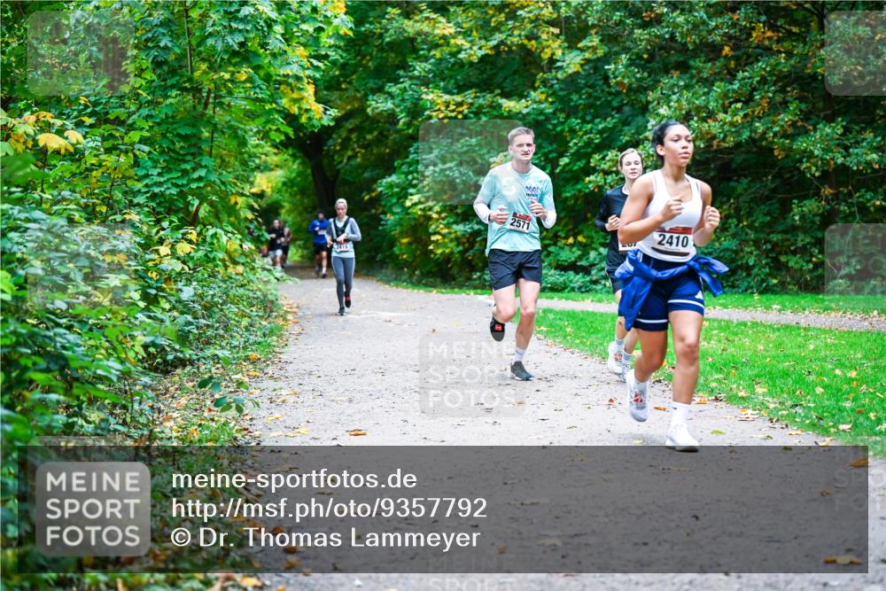 12.10.2025 - Bramfelder Halbmarathon 2025 Dr. Thomas Lammeyer http://msf.ph/oto/9357792 12.10.2025 11:02:08 Laufen 2419, 2571, 2410 meine-sportfotos.de