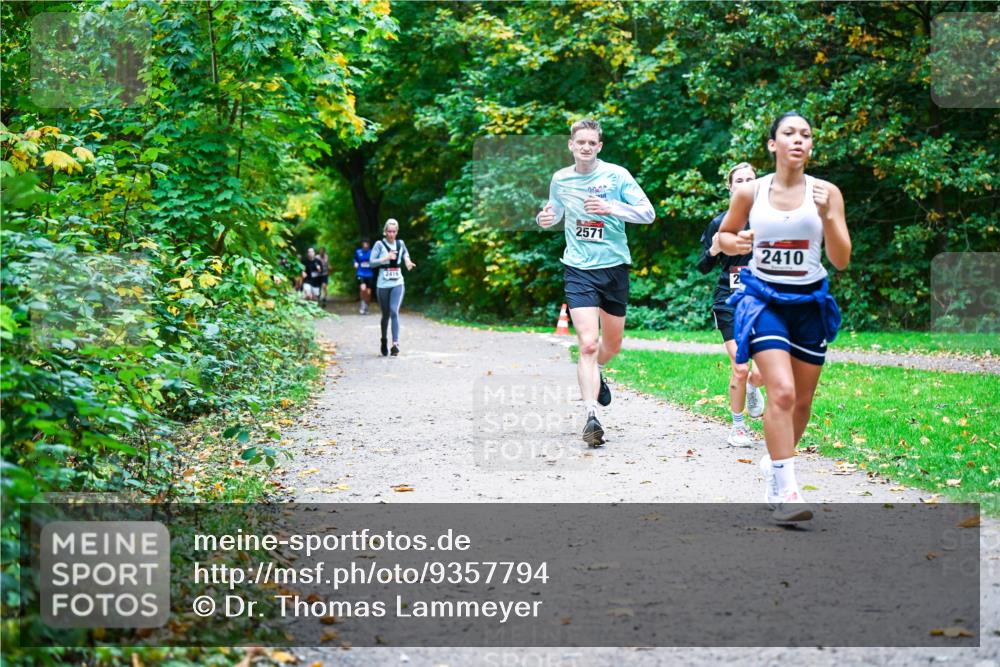 12.10.2025 - Bramfelder Halbmarathon 2025 Dr. Thomas Lammeyer http://msf.ph/oto/9357794 12.10.2025 11:02:08 Laufen 2419, 2571, 2410 meine-sportfotos.de