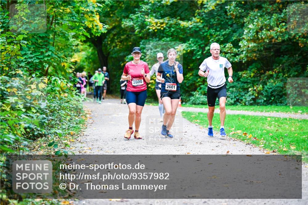 12.10.2025 - Bramfelder Halbmarathon 2025 Dr. Thomas Lammeyer http://msf.ph/oto/9357982 12.10.2025 11:02:50 Laufen 2600, 2601 meine-sportfotos.de