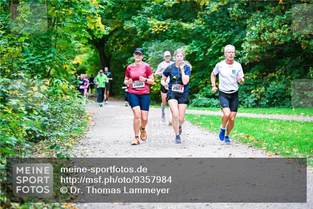 12.10.2025 - Bramfelder Halbmarathon 2025 Dr. Thomas Lammeyer http://msf.ph/oto/9357984 12.10.2025 11:02:51 Laufen 2600, 2601 meine-sportfotos.de