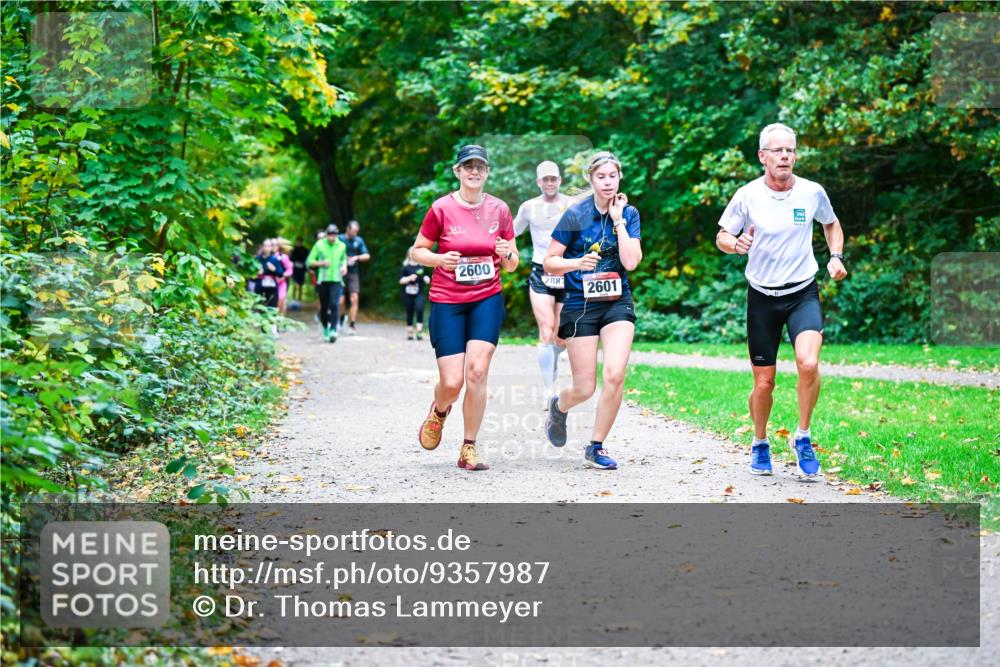 12.10.2025 - Bramfelder Halbmarathon 2025 Dr. Thomas Lammeyer http://msf.ph/oto/9357987 12.10.2025 11:02:51 Laufen 2600, 2887, 2601 meine-sportfotos.de