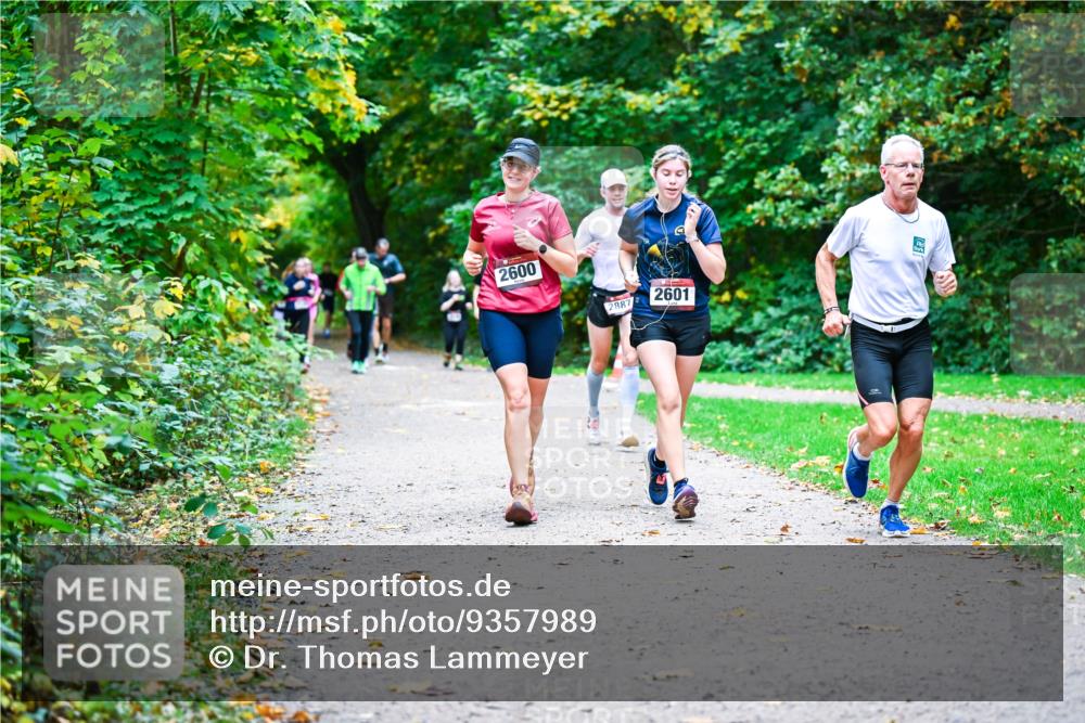 12.10.2025 - Bramfelder Halbmarathon 2025 Dr. Thomas Lammeyer http://msf.ph/oto/9357989 12.10.2025 11:02:51 Laufen 2600, 2887, 2601 meine-sportfotos.de
