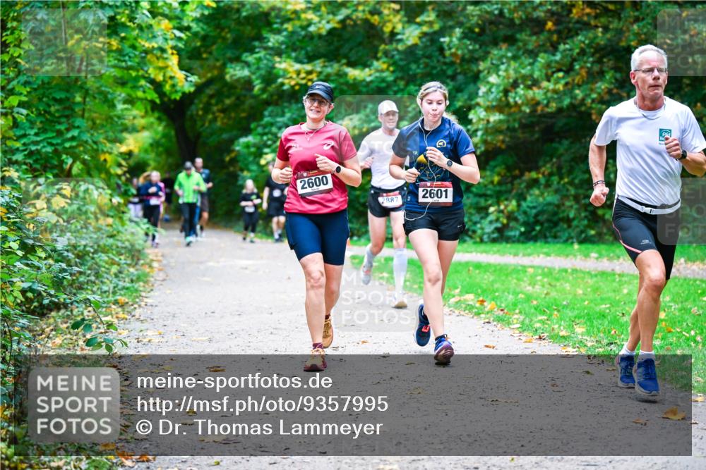 12.10.2025 - Bramfelder Halbmarathon 2025 Dr. Thomas Lammeyer http://msf.ph/oto/9357995 12.10.2025 11:02:52 Laufen 2600, 2887, 2601 meine-sportfotos.de