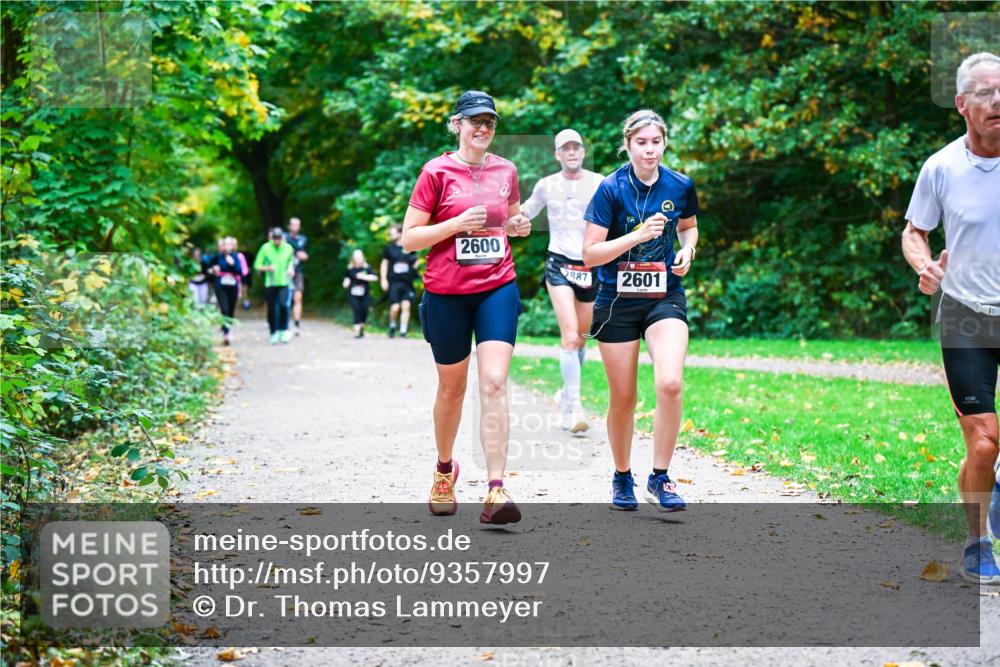 12.10.2025 - Bramfelder Halbmarathon 2025 Dr. Thomas Lammeyer http://msf.ph/oto/9357997 12.10.2025 11:02:52 Laufen 2600, 887, 2601 meine-sportfotos.de