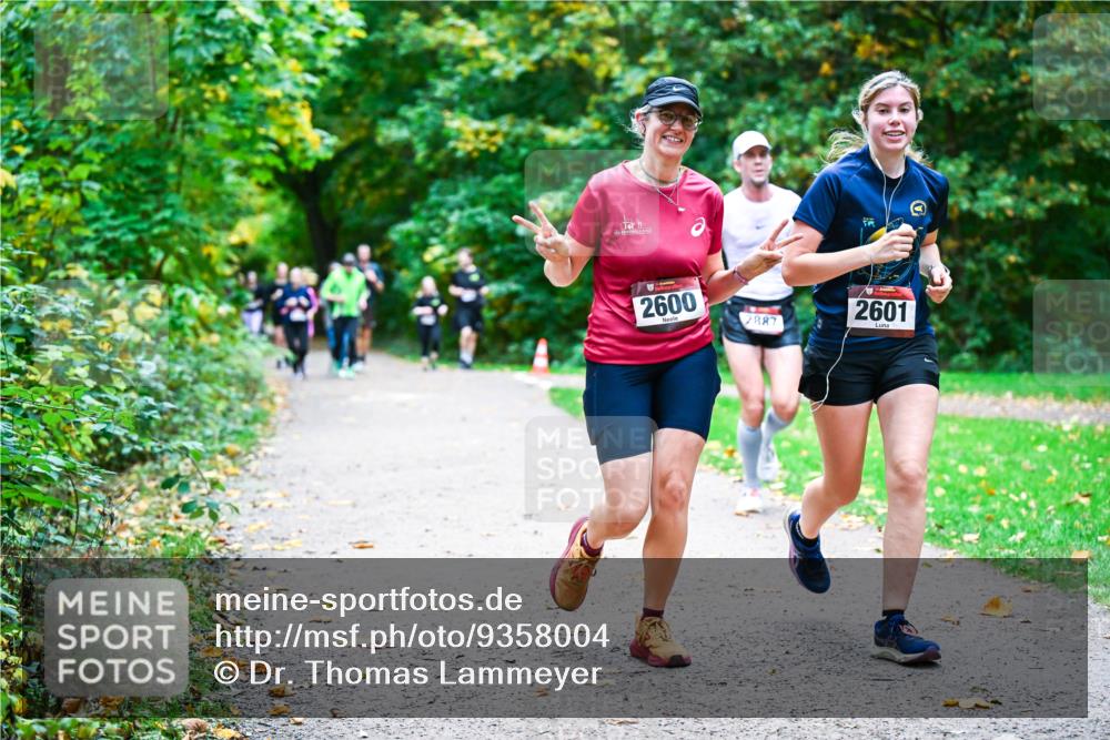 12.10.2025 - Bramfelder Halbmarathon 2025 Dr. Thomas Lammeyer http://msf.ph/oto/9358004 12.10.2025 11:02:53 Laufen 2600, 2887, 2601 meine-sportfotos.de