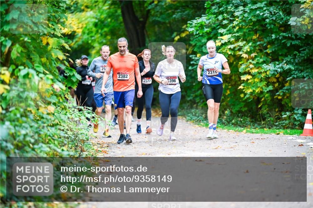 12.10.2025 - Bramfelder Halbmarathon 2025 Dr. Thomas Lammeyer http://msf.ph/oto/9358149 12.10.2025 11:03:23 Laufen 2398, 25, 2382, 2577, 2396, 2319 meine-sportfotos.de