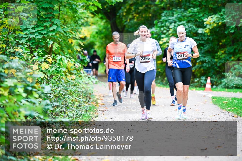 12.10.2025 - Bramfelder Halbmarathon 2025 Dr. Thomas Lammeyer http://msf.ph/oto/9358178 12.10.2025 11:03:28 Laufen 2382, 2396, 2313 meine-sportfotos.de