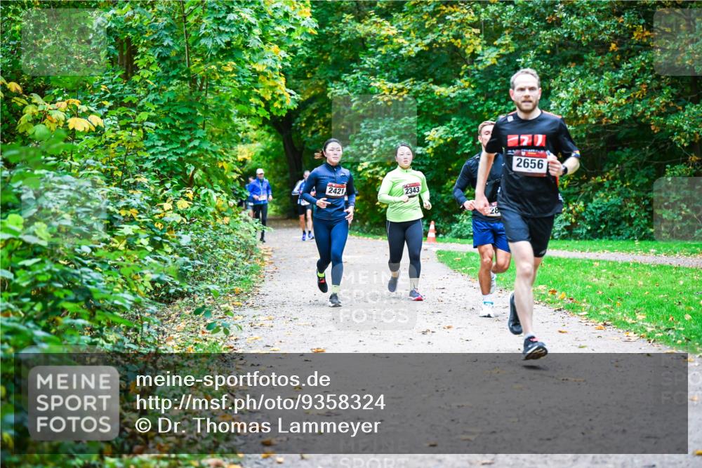 12.10.2025 - Bramfelder Halbmarathon 2025 Dr. Thomas Lammeyer http://msf.ph/oto/9358324 12.10.2025 11:04:03 Laufen 2421, 2343, 28, 2656 meine-sportfotos.de