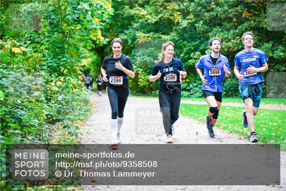 12.10.2025 - Bramfelder Halbmarathon 2025 Dr. Thomas Lammeyer http://msf.ph/oto/9358508 12.10.2025 11:04:32 Laufen 2390, 2699, 2305, 28 meine-sportfotos.de