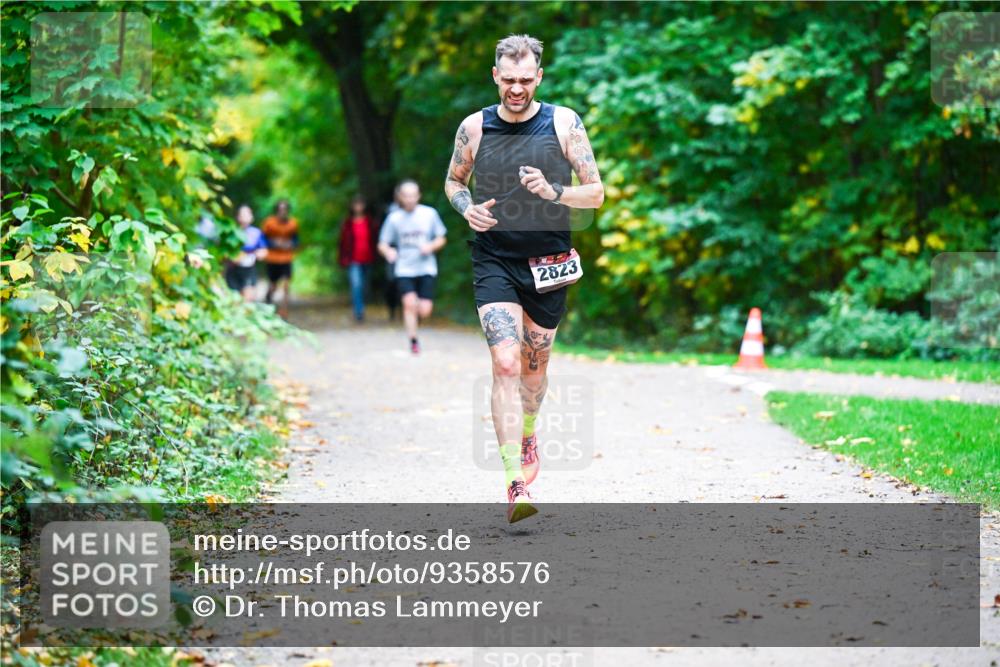 12.10.2025 - Bramfelder Halbmarathon 2025 Dr. Thomas Lammeyer http://msf.ph/oto/9358576 12.10.2025 11:04:53 Laufen 2823 meine-sportfotos.de