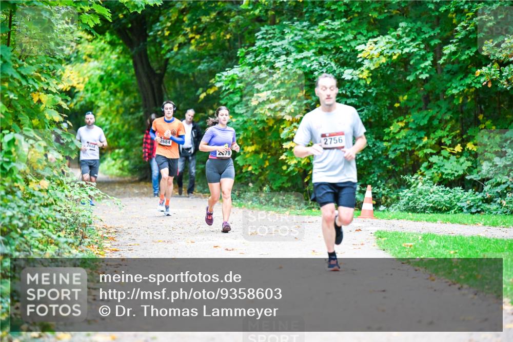 12.10.2025 - Bramfelder Halbmarathon 2025 Dr. Thomas Lammeyer http://msf.ph/oto/9358603 12.10.2025 11:04:59 Laufen 2688, 2756, 2684, 279 meine-sportfotos.de