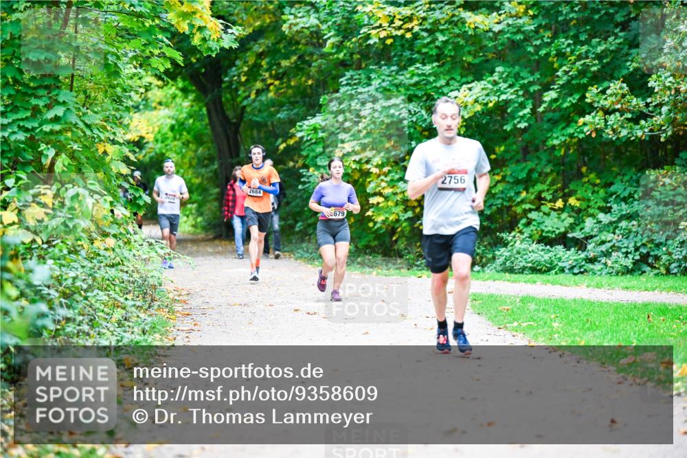 12.10.2025 - Bramfelder Halbmarathon 2025 Dr. Thomas Lammeyer http://msf.ph/oto/9358609 12.10.2025 11:05:00 Laufen 2688, 2684, 679, 2756 meine-sportfotos.de