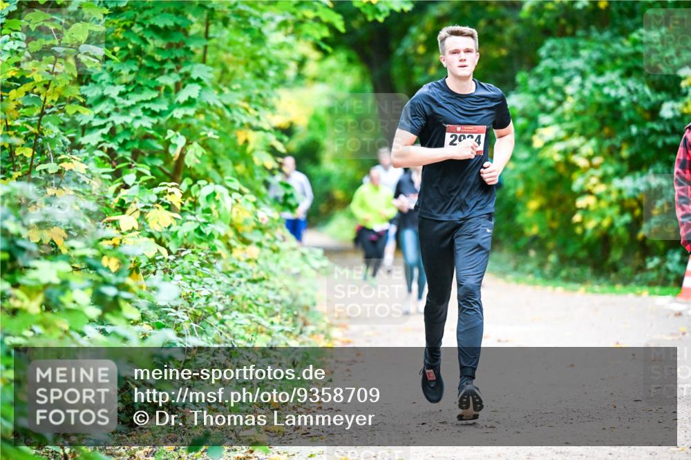 12.10.2025 - Bramfelder Halbmarathon 2025 Dr. Thomas Lammeyer http://msf.ph/oto/9358709 12.10.2025 11:05:22 Laufen 2004 meine-sportfotos.de