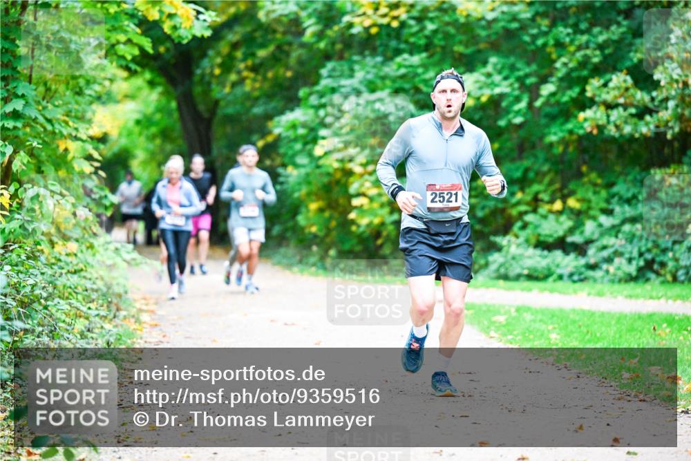 12.10.2025 - Bramfelder Halbmarathon 2025 Dr. Thomas Lammeyer http://msf.ph/oto/9359516 12.10.2025 11:08:32 Laufen 2521 meine-sportfotos.de