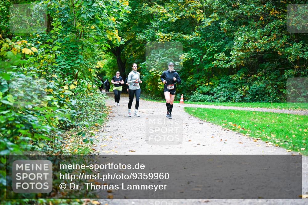 12.10.2025 - Bramfelder Halbmarathon 2025 Dr. Thomas Lammeyer http://msf.ph/oto/9359960 12.10.2025 11:10:05 Laufen 2300, 2921, 2897 meine-sportfotos.de
